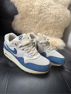 EUC Nike Air Max 1 Women’s 7.5 Blue Light Grey